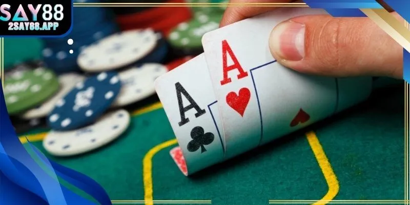 Giao diện bàn bài hiển thị trạng thái ván theo thời gian thực.