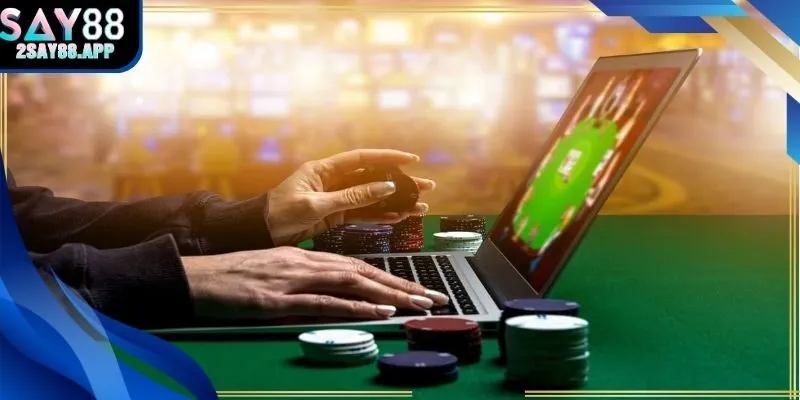 Hướng dẫn chi tiết và quan sát đối thủ khi áp dụng luật poker tại Say88
